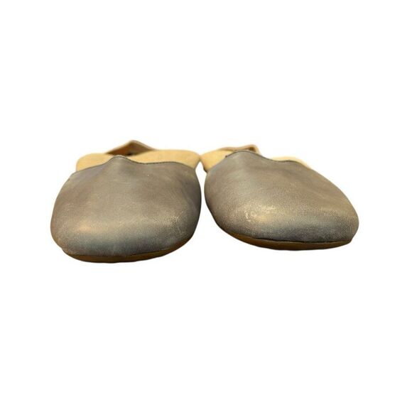 Born Ladies Size 6 M Close Toe Sandals Light Gray Leather Flats - Picture 6 of 8